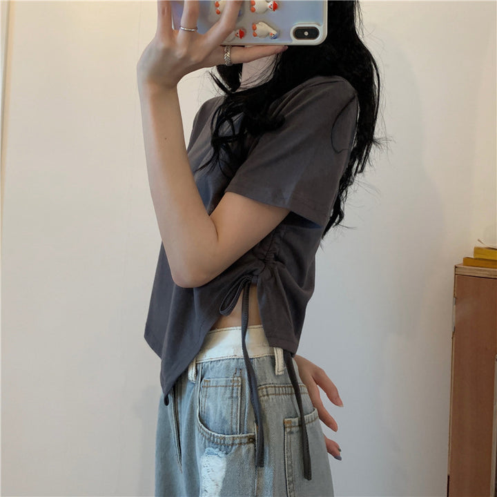 Kvinne crop top med asymmetrisk hem og løs passform