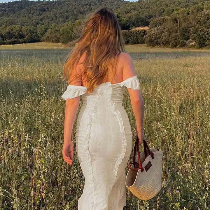 Dame off-shoulder maxikjole med ruffles detaljer og belte silhuett Skjora