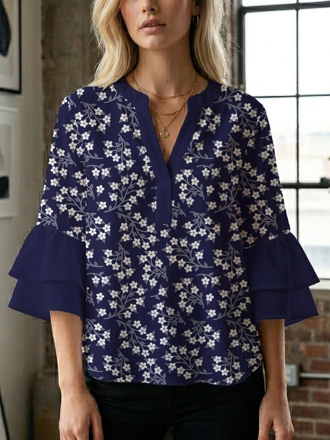 Damebluse med voluminøse ermer og blomsterdesign Skjora