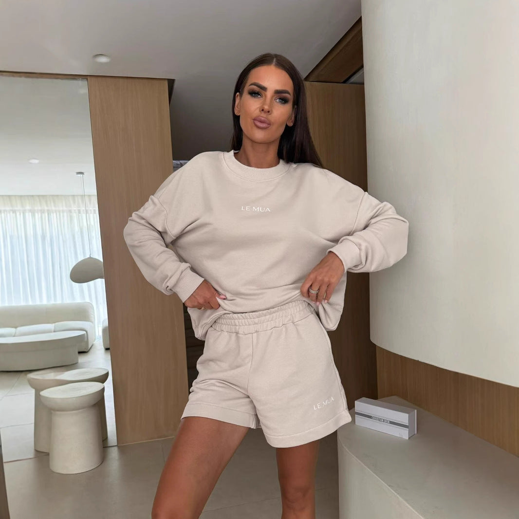 Kvinnelig casual fritidssett med oversized sweatshirt og komfortable shorts Skjora