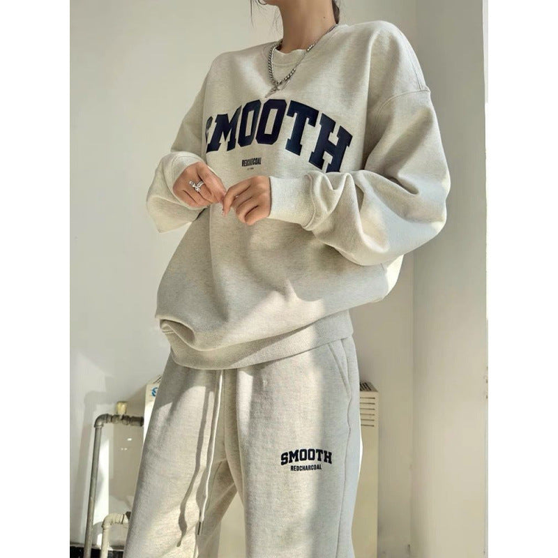 Kvinne sett med kort sweatshirt og komfortable joggebukser Skjora