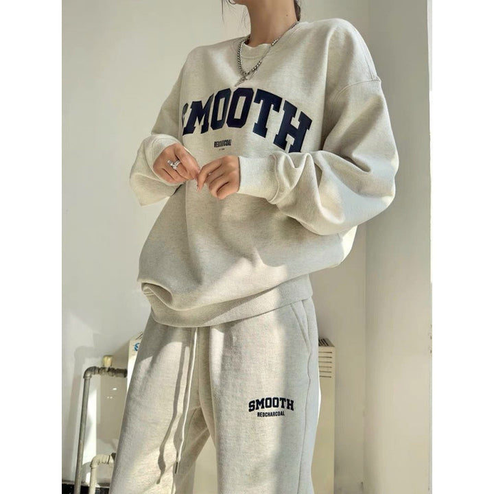 Kvinne sett med kort sweatshirt og komfortable joggebukser Skjora