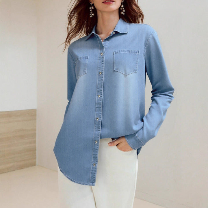 Dame denimskjorte med moderne brystlommer og elegant knappestolpe Skjora