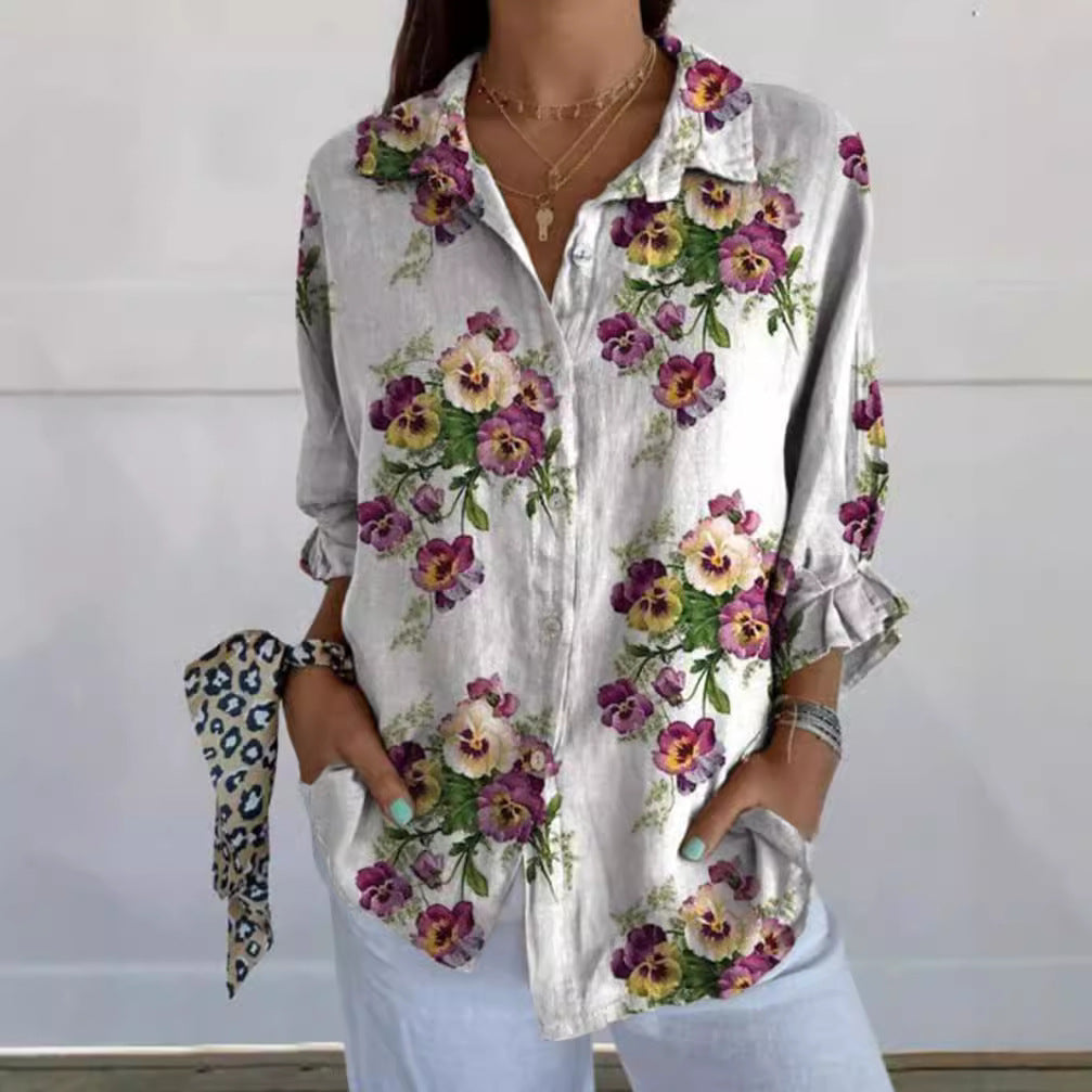 Damebluse i blomsterdesign med skjult knappelukking Skjora