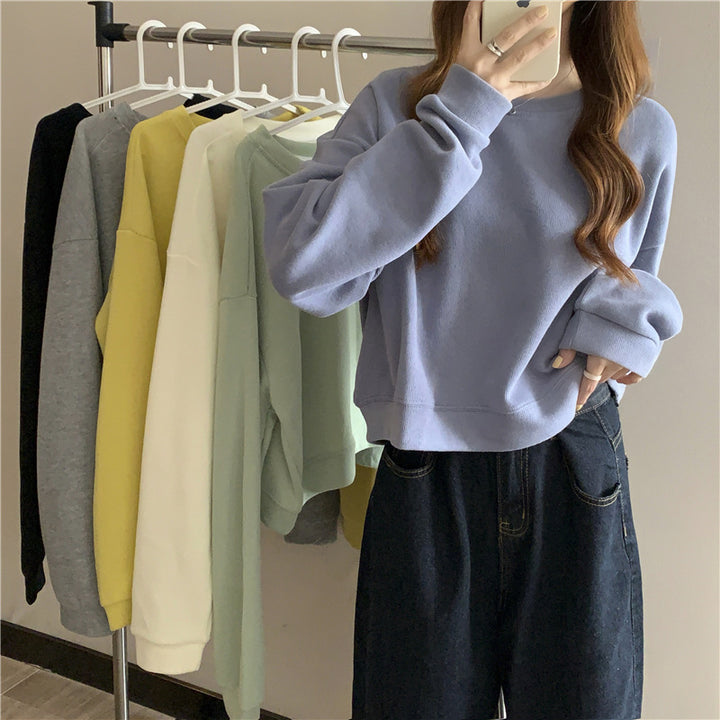 Kvinne casual cropped genser laget av myk bomullsblanding med stilren rund hals Skjora