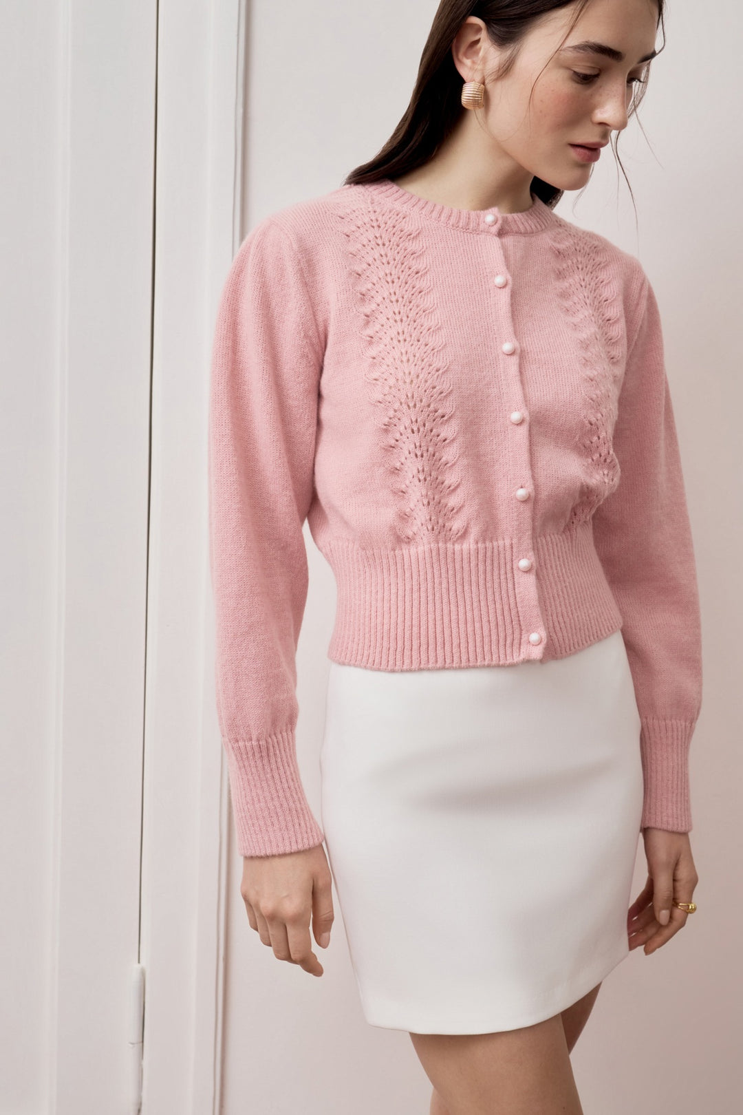 Kvinnens cardigan med fint blondermønster og elegante knapper Skjora
