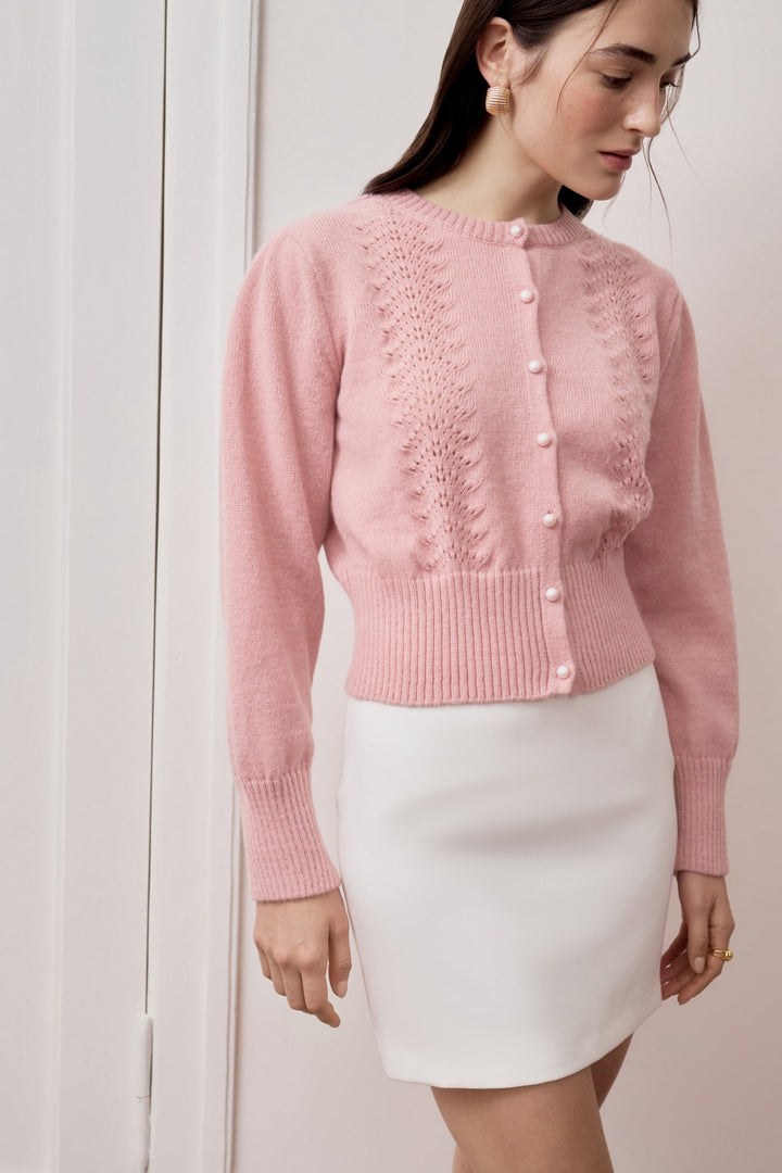 Kvinnens cardigan med fint blondermønster og elegante knapper Skjora