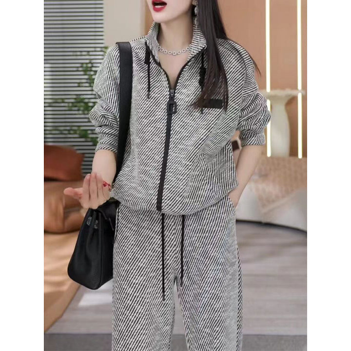 Women's comfy leisure set with practical zip and high collar Skjora