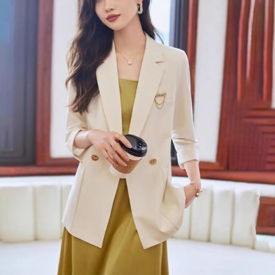 Damer moteriktig blazer med elegante knappedetaljer Skjora