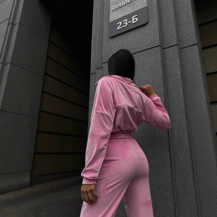 Kvinners avslappede fleece loungewear sett med kort jakke og komfortable bukser Skjora