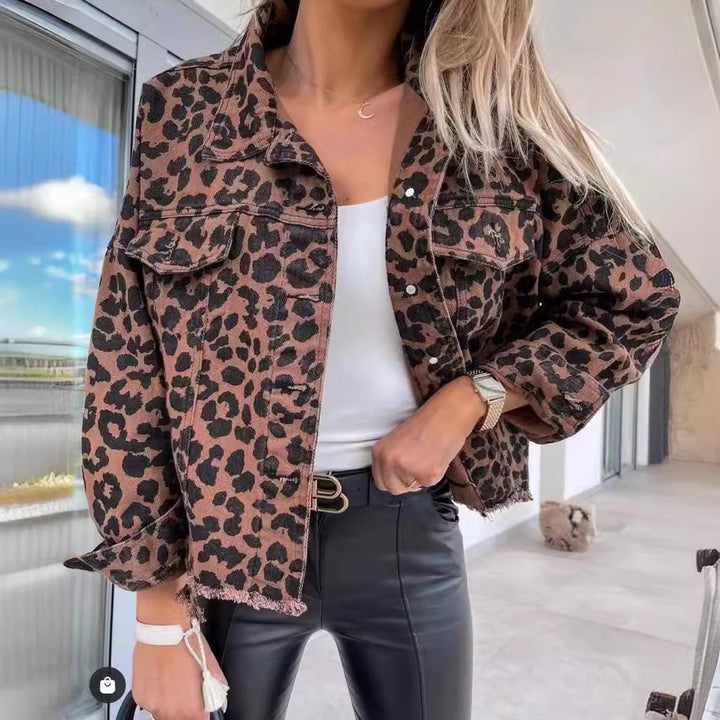 Dame denimjakke i leoparddesign med avslappet snitt og frynsefinish
