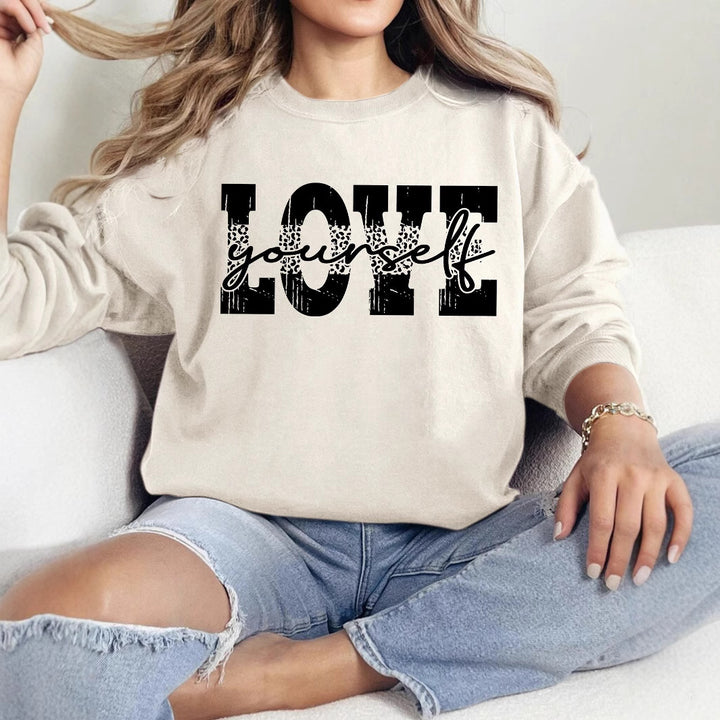 Kvinne genser med kreativ LOVE lettering og avslappet passform Skjora