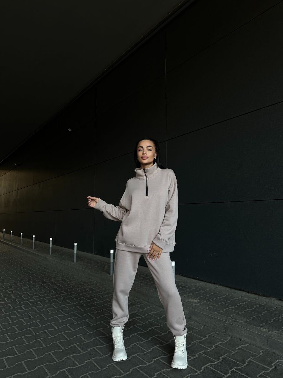 Kvinnelig koselig sweat suit med høy krage og praktiske glidelåsdetaljer Skjora