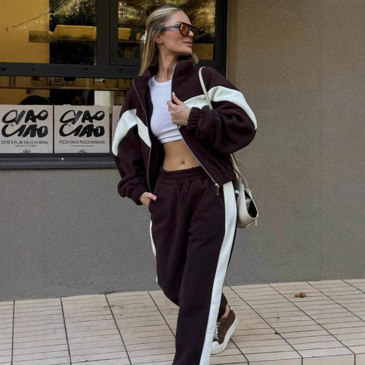 Dame fleece treningsdrakt med moderne glidelås og stripete design Skjora