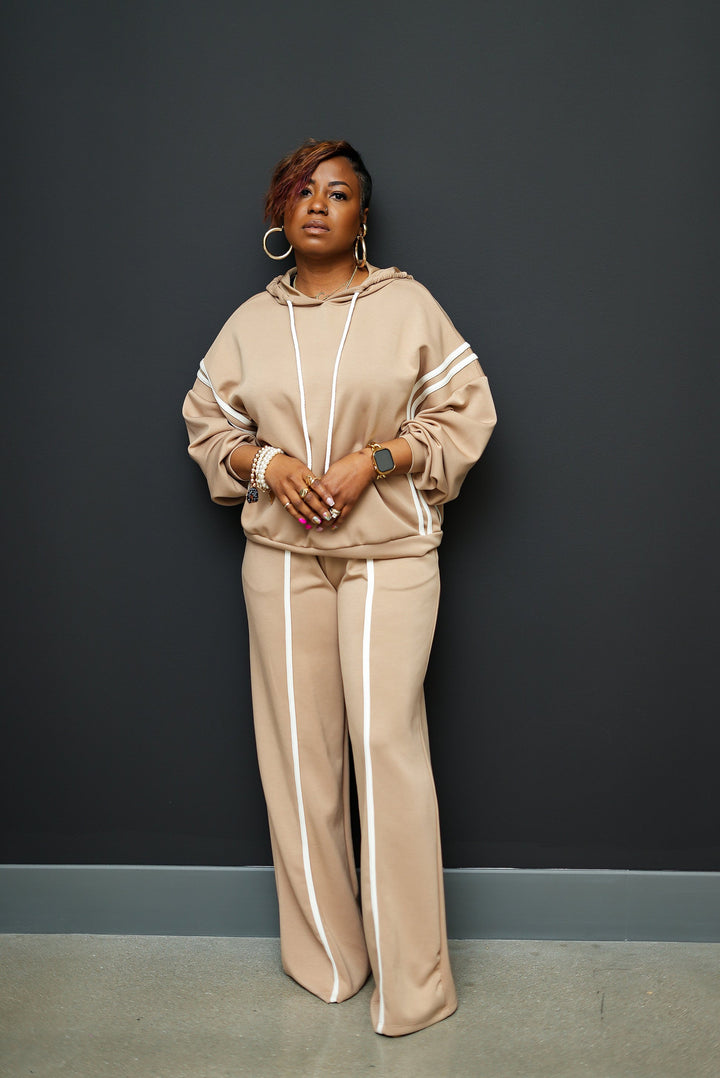 Dame sporty loungewear-set med oppbrettede ermer og sidestreker Skjora
