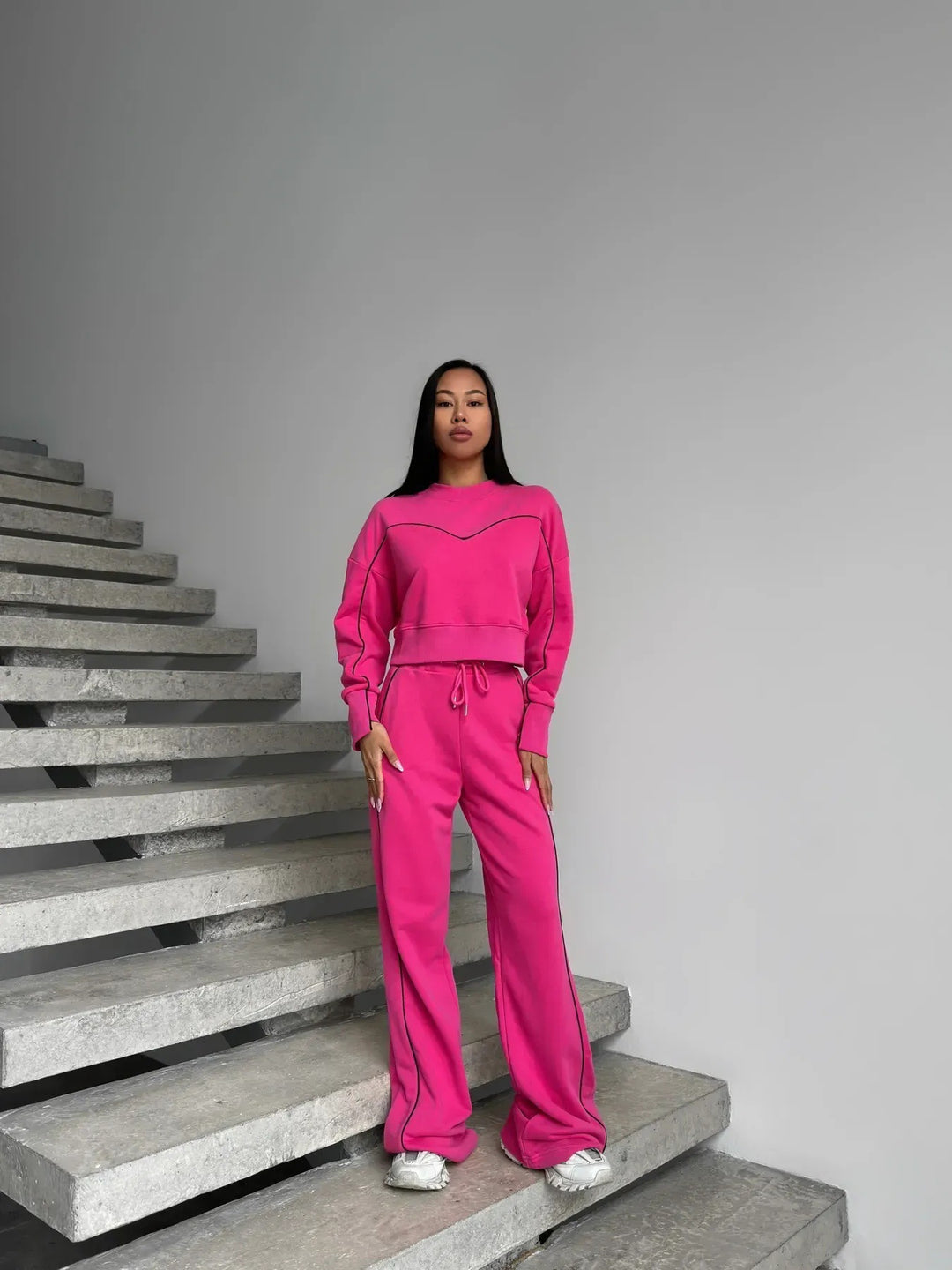 Kvinnelig moteriktig sport loungewear-sett med ledig passform og elastisk midje Skjora