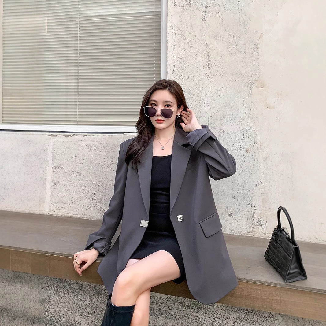 Kvinnes moderne oversized blazer med elegant snitt og dekorativ smykkeelement Skjora