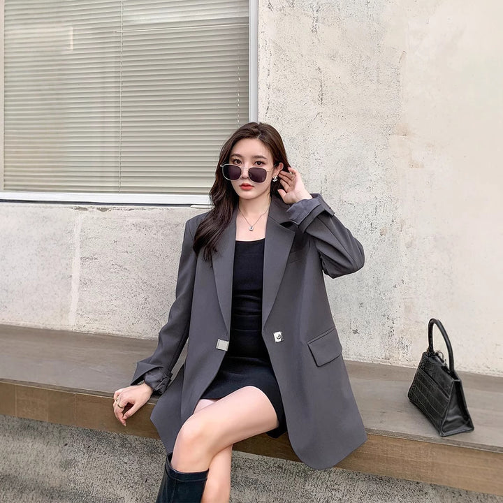 Kvinnes moderne oversized blazer med elegant snitt og dekorativ smykkeelement Skjora