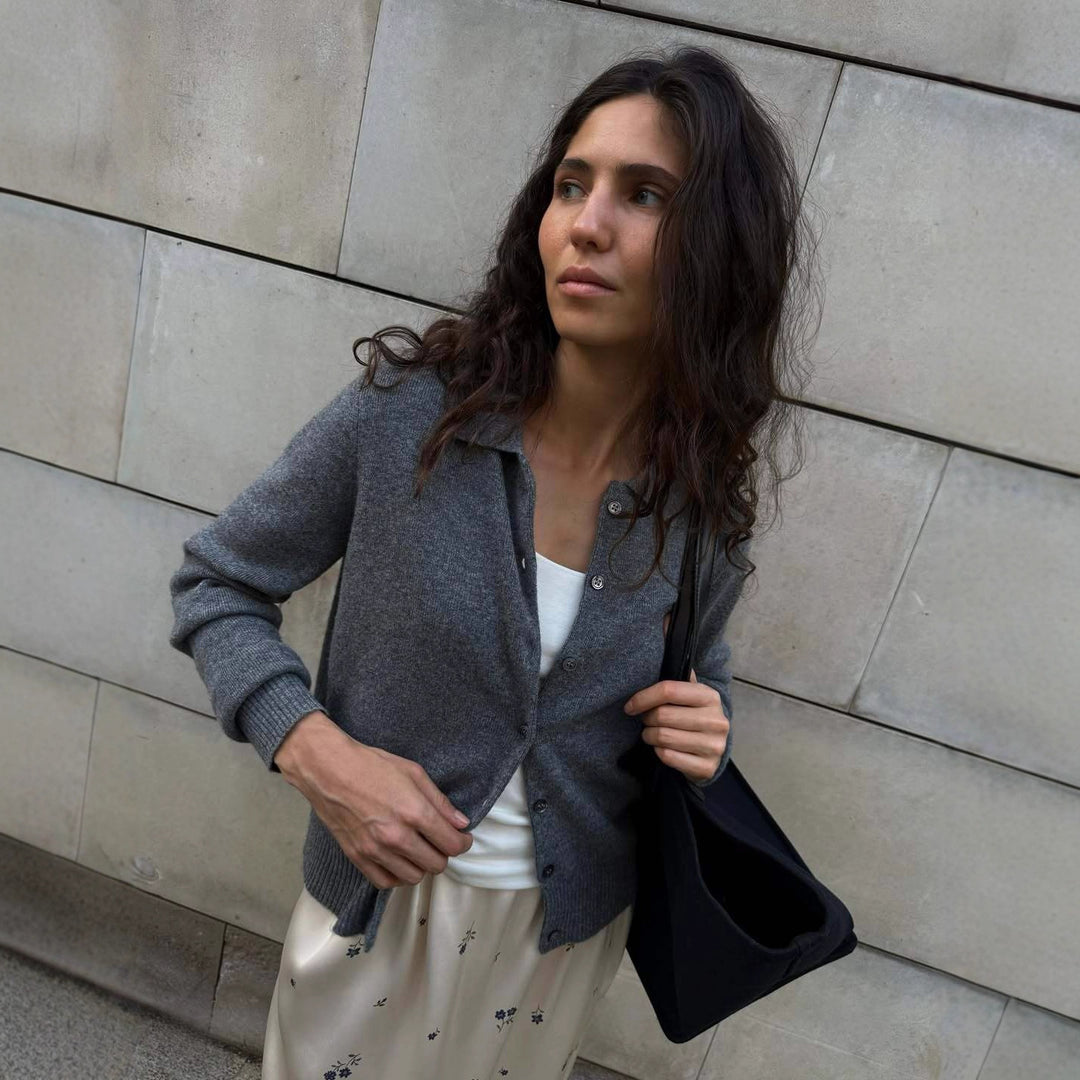 Dame cardigan med tidløs design og elegant knappestolpe Skjora