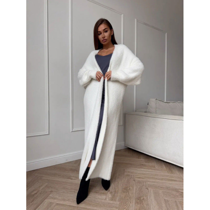 Kvinnes Fuzzy Lang Strikket Kåpe med Elegant Snitt og Løse Ermer Skjora