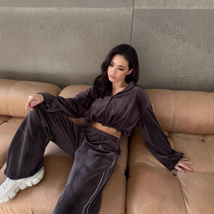Kvinneluxus velour loungewear-sett med cropped topp og bred passform Skjora