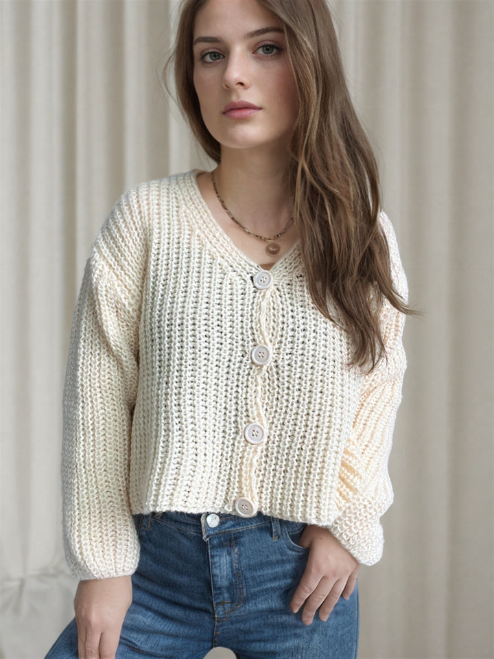 Kvinnenes kort cardigan med chunky strikkstruktur og store knapper Skjora
