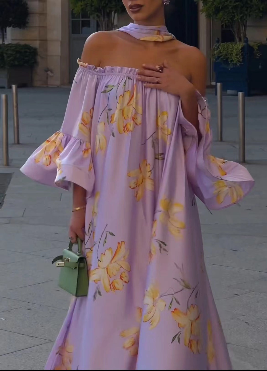 Kvinne Elegant Maxi Kjole med Avskåret Design og Volangerm.