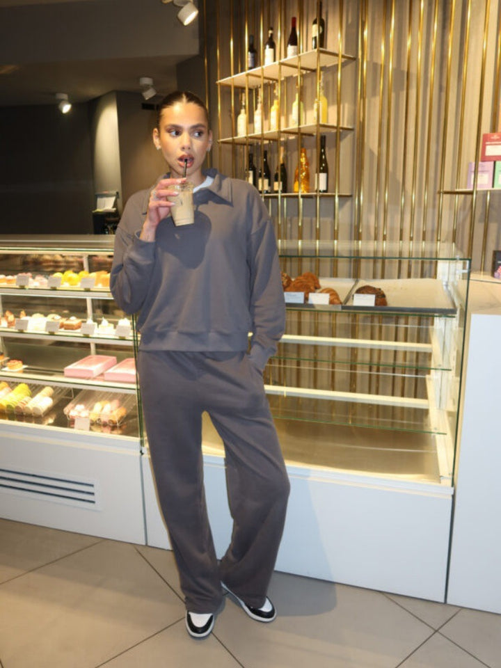 Dame sporty lounge-set med polo-krage og vide bein Skjora