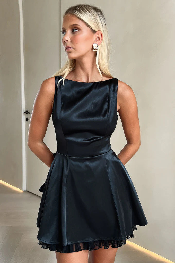 Dame Satin Minikjole med svingende volang og elegant snitt Skjora