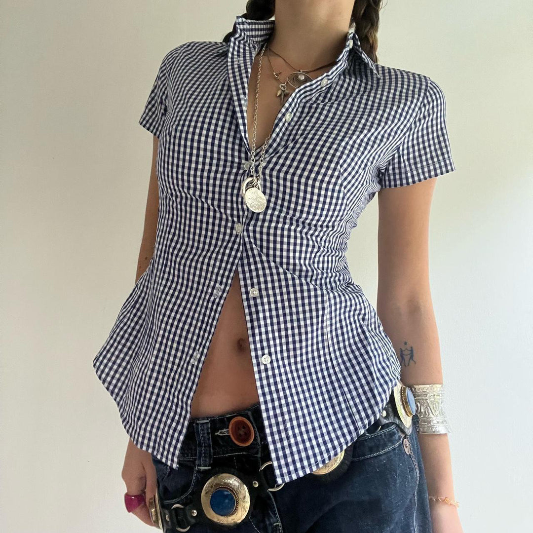 Damen kortermet skjortebluse med innsnevret snitt og elegante rynker Skjora