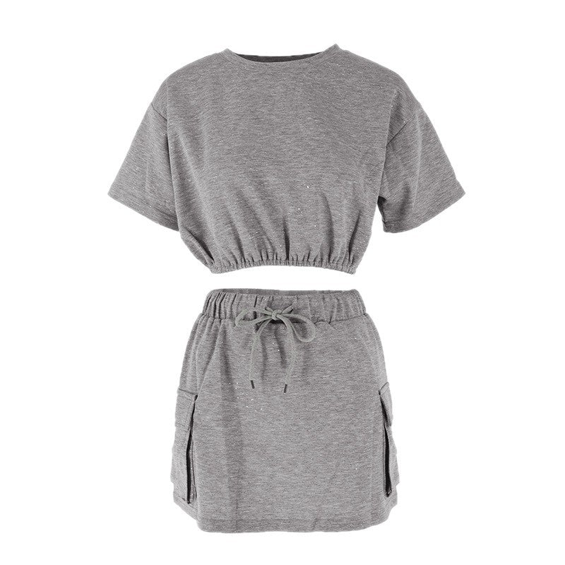 Dame avslappet fritids-sett med cropped T-skjorte og skjørt Skjora