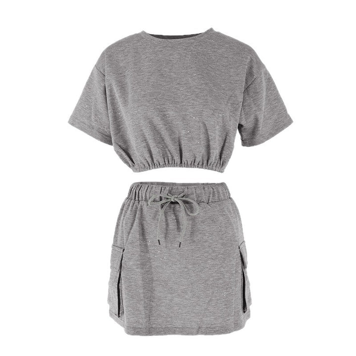 Dame avslappet fritids-sett med cropped T-skjorte og skjørt Skjora