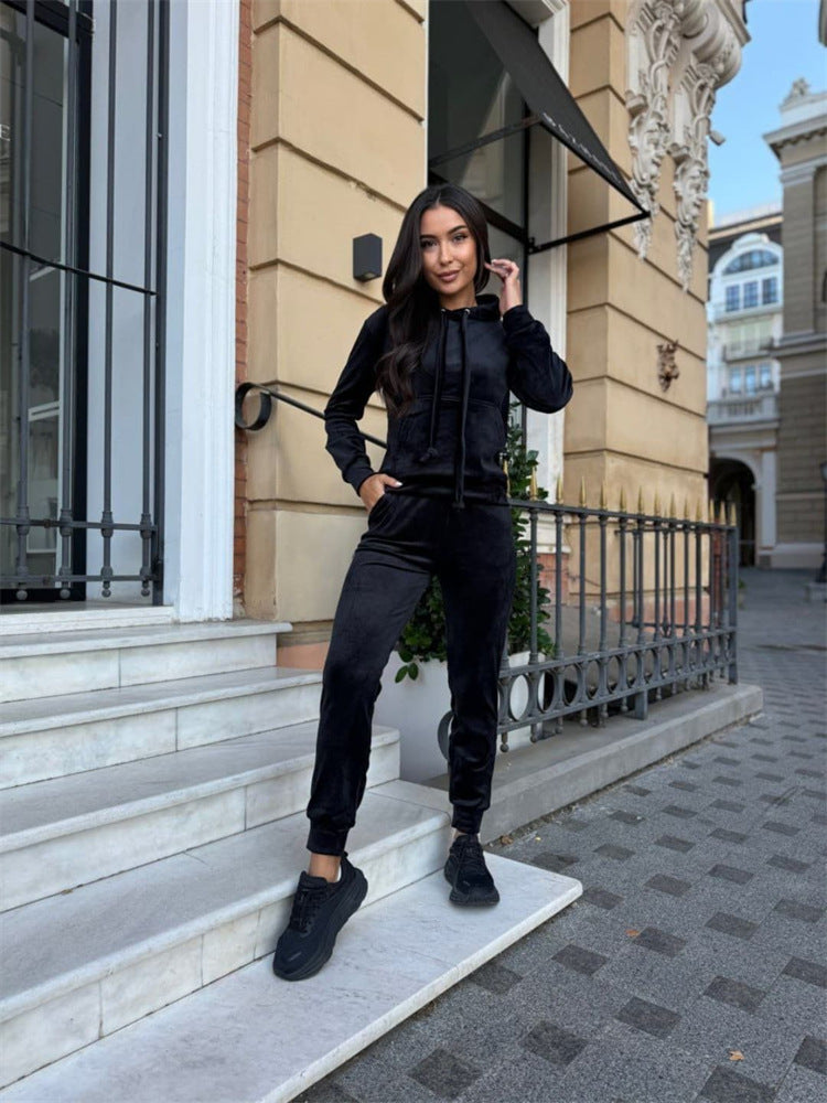 Kvinnelig elegant fløyels loungewear-sett med hette og elastiske mansjetter Skjora