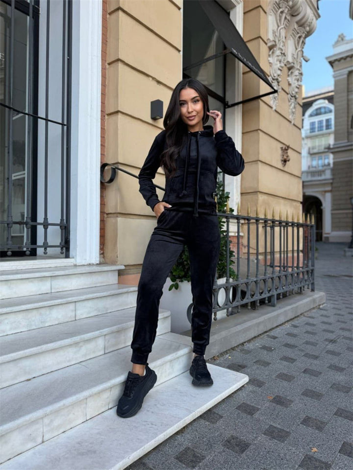 Kvinnelig elegant fløyels loungewear-sett med hette og elastiske mansjetter Skjora