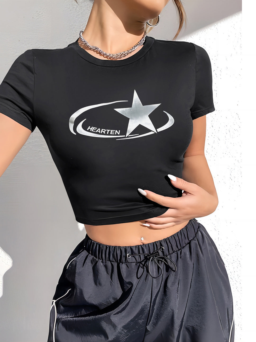 Dame Crop-T-shirt med glinsende stjernemotiv og figurnær passform Skjora
