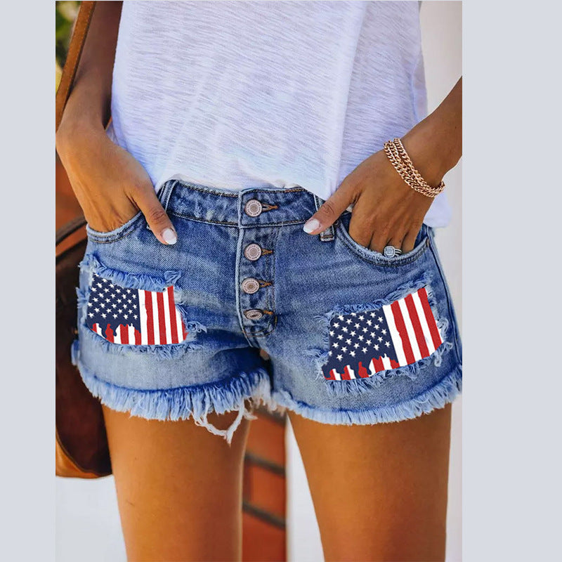 Kvinne denimshorts med vintage frynser og patriotiske appliquéer Skjora