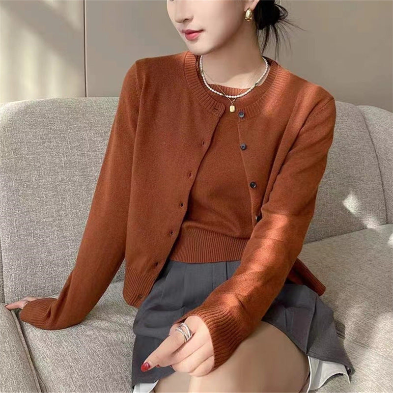 Dames finstrikket cardigan med knappe detaljer og rund halslinning Skjora