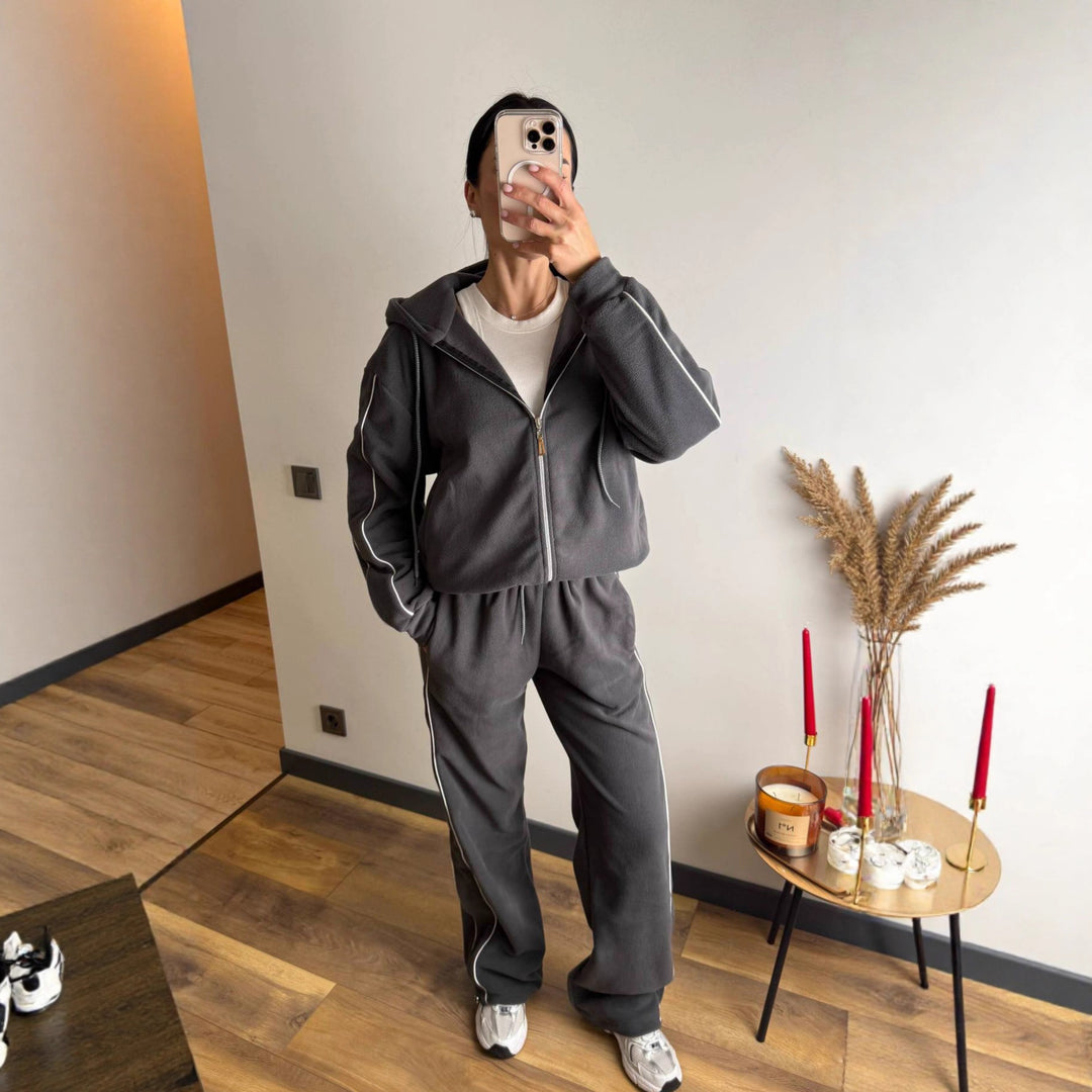 Kvinnelig sporty fleece treningsdrakt sett med glidelås og sidestrimler Skjora
