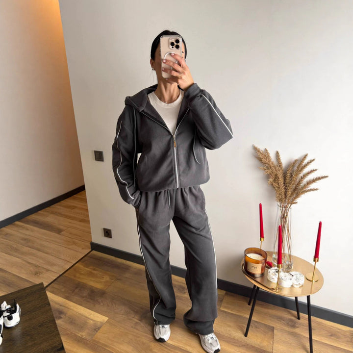 Kvinnelig sporty fleece treningsdrakt sett med glidelås og sidestrimler Skjora
