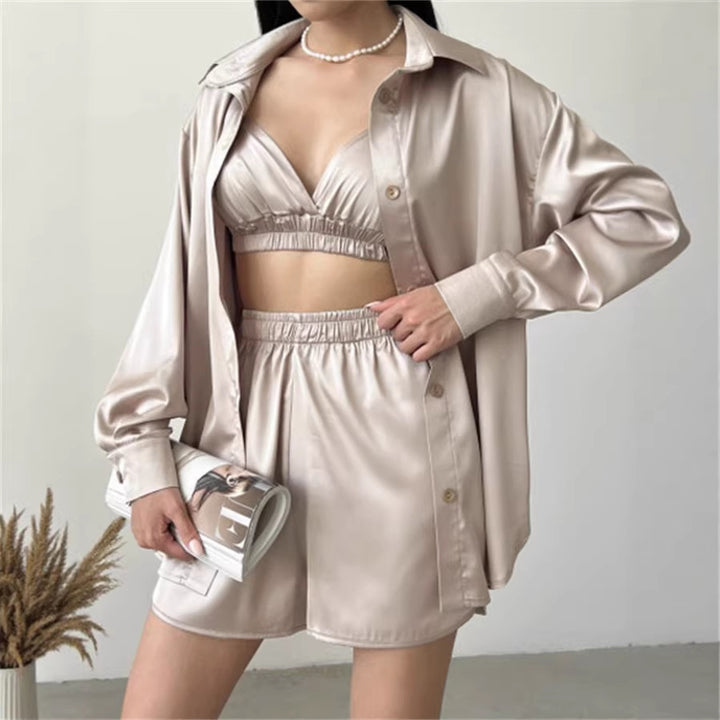 Damefashionsett laget av glatt bluse topp og korte bukser Skjora