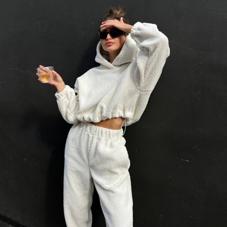Kvinnelig fluffy jumpsuit med hette og elastisk Skjora