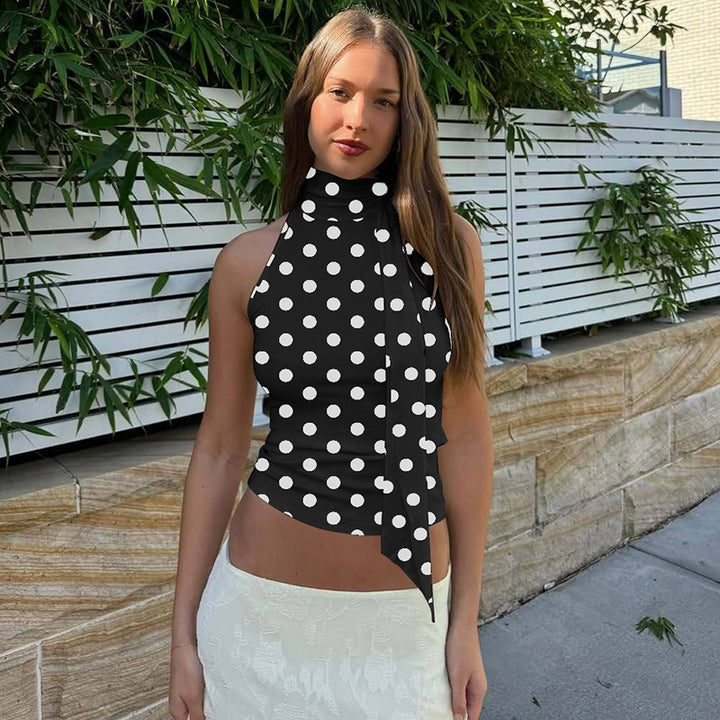 Dame asymmetrisk polka-prikket topp med høye skjæringslinjer og elegant halterdesign Skjora