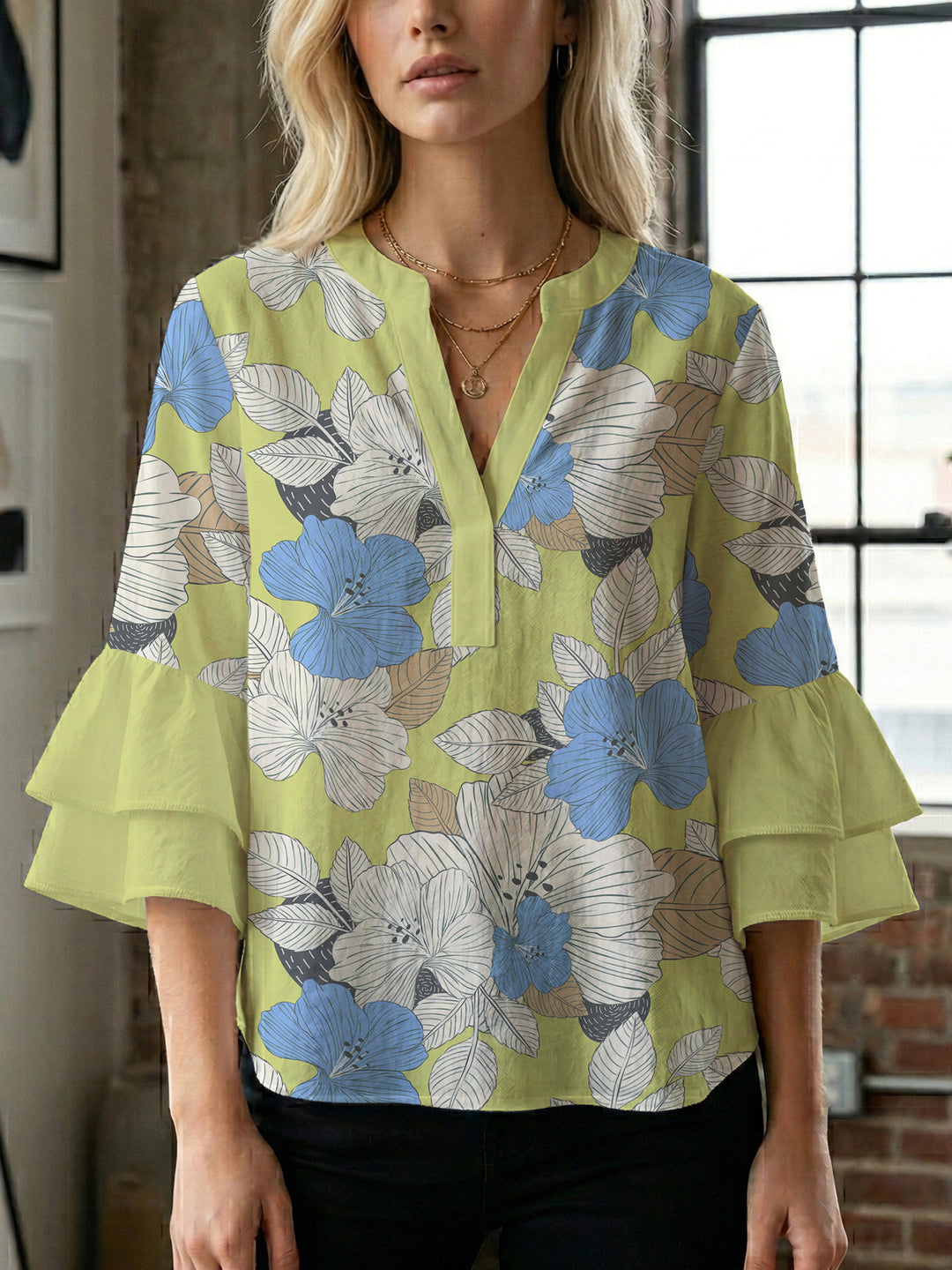 Damebluse med voluminøse ermer og blomsterdesign Skjora