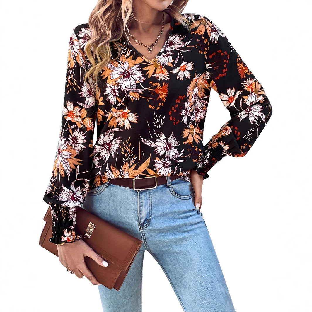 Damebluse med blomstermønster og elastiske volangedetaljer Skjora