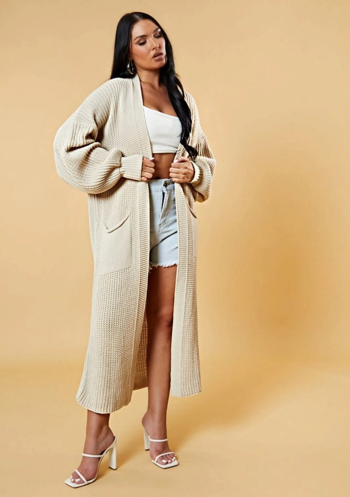 Kvinnes lang strikket cardigan med åpen design og praktiske lommer Skjora