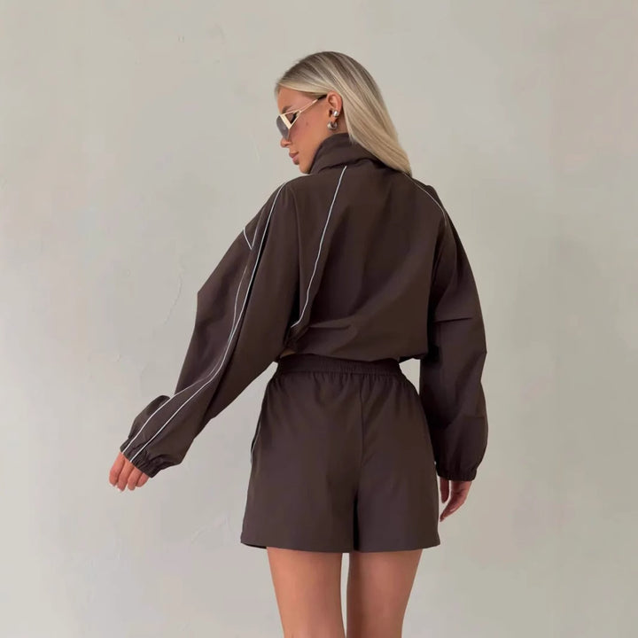 Kvinnelig sporty jakke med shorts i moderne utendørs stil Skjora