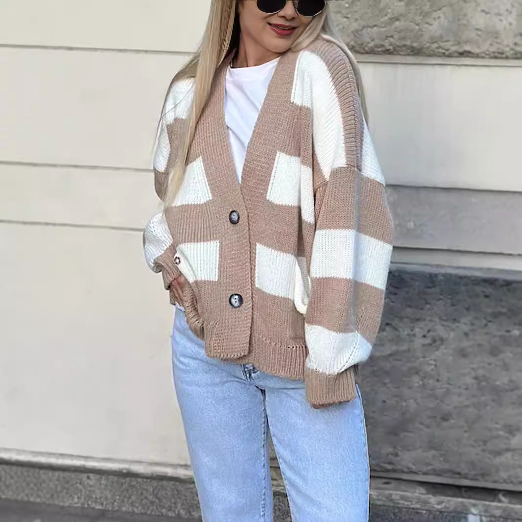 Kvinnes koselige oversized cardigan med moderne striper og lommer Skjora