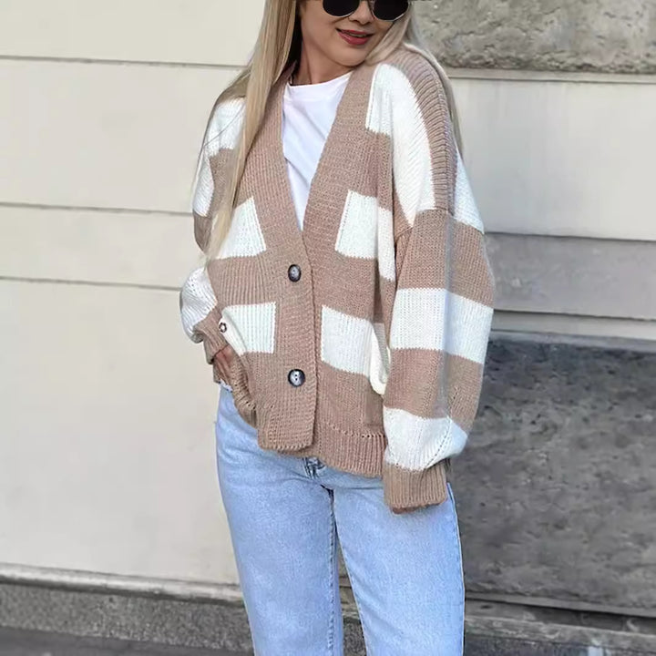 Kvinnes koselige oversized cardigan med moderne striper og lommer Skjora