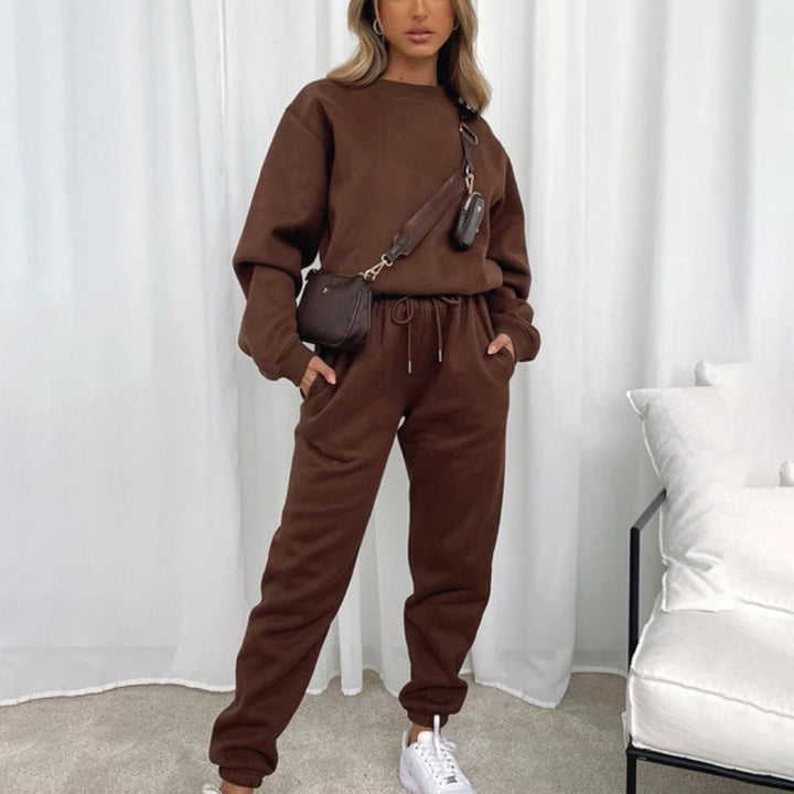 Kvinnelig koselig sweatshirt sett med kortermet genser og elastiske bukser Skjora