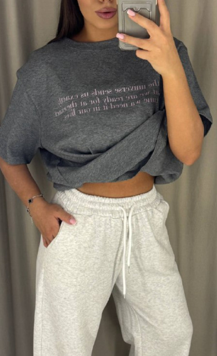 Kvinnens uformelle oversized T-skjorte med kreativt trykk Skjora